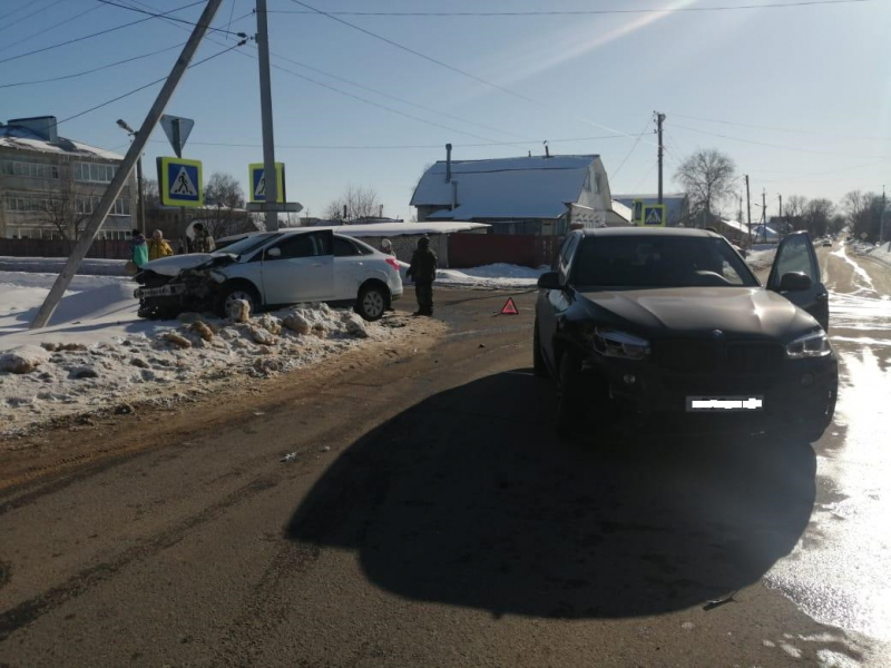 В Сасово BMW не уступил дорогу Ford Focus, пострадала женщина-водитель